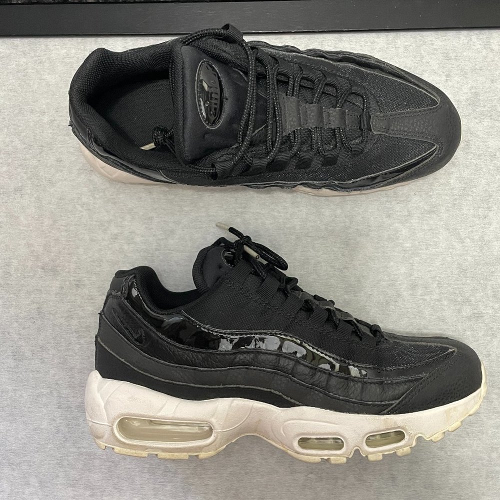 NIKE Air Max 95 SE Women's 8.5 AQ4138-001 Running Shoes 1995 Black Patent G12